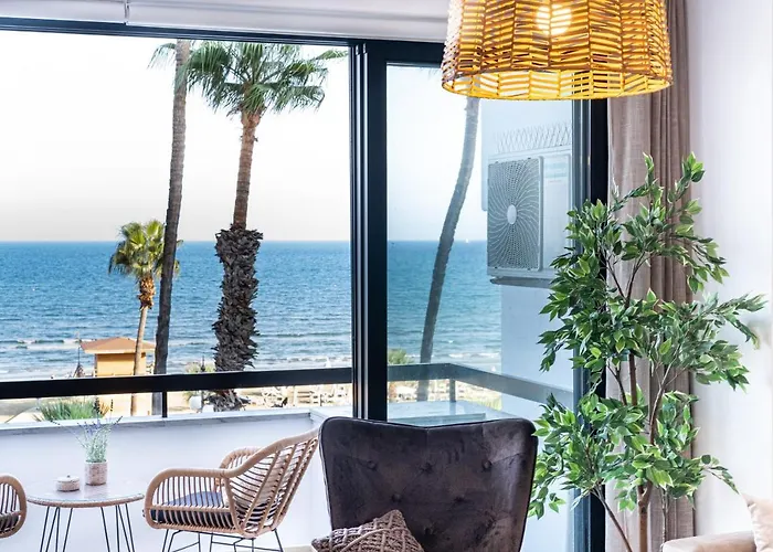 Quattro Beachfront Sea View Ap 206 * Ларнака